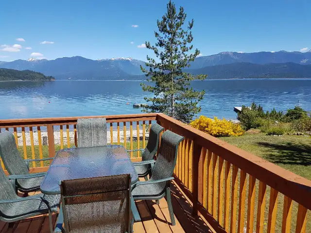 Queens Bay Hideaway Balfour in British Columbia in Canada - Image 11