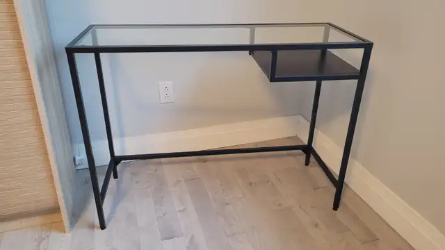 Table en verre / Glass table in Desks in Longueuil / South Shore - Image 3