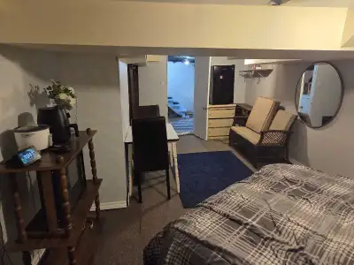 Room with private bathroom. For student or full time working people only please.Note there is 2 smal...