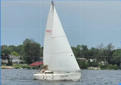 Magnifique voilier, idéal pour le lac st louis et deux montagnes grâce à sa dérive/ swing keel sailb...
