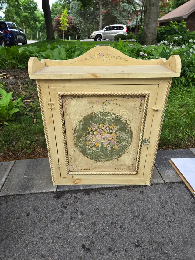 Handpainted hardwood cabinet in Storage & Organization in Mississauga / Peel Region - Image 2