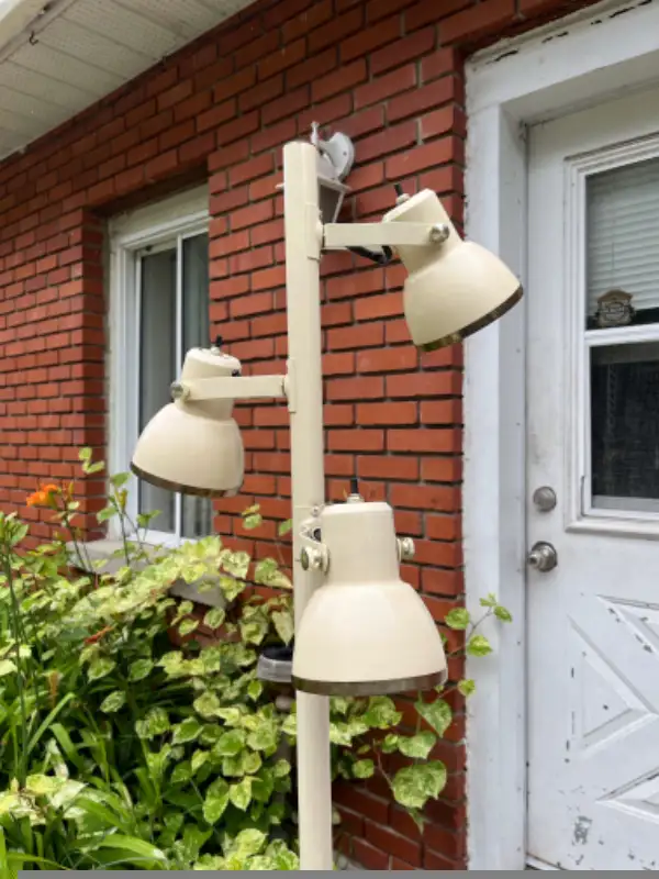 Lampe sur pied vintage ivoire 3 abats jours ajustables in Indoor Lighting & Fans in City of Montréal - Image 6