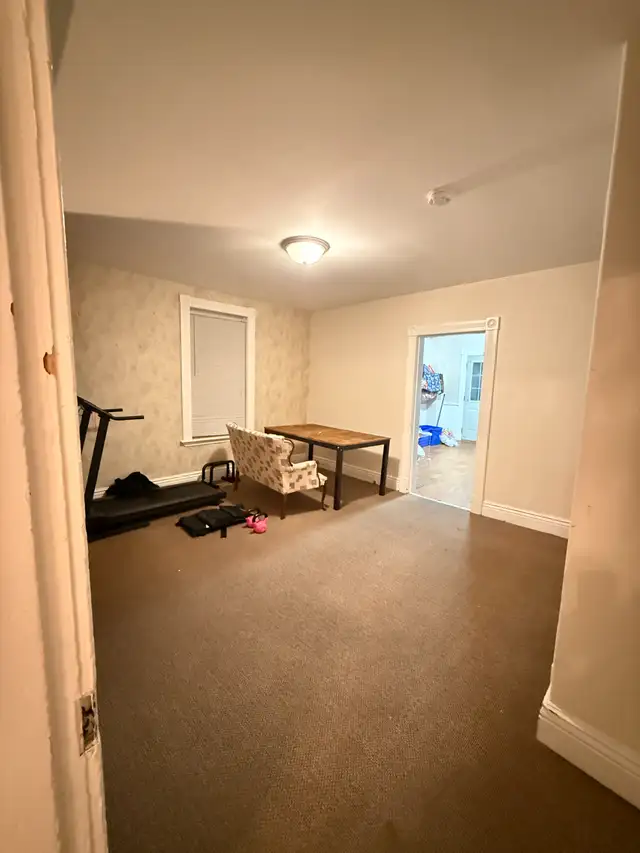 Master bedroom for rent in a spacious 3-bedroom townhouse in Room Rentals & Roommates in Peterborough - Image 4