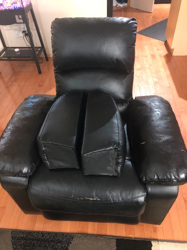 FREE 3 PIECE RECLINER SET (COUCH LAZYBOY SOFA) Couches Futons