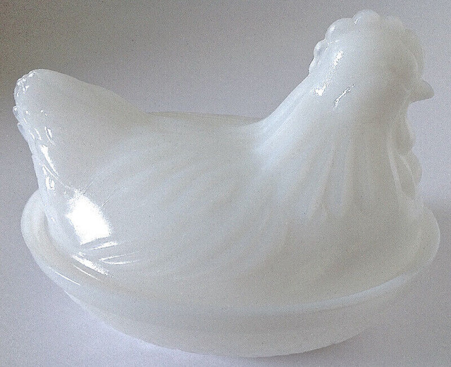 Vintage. Collection. Petite poule en milk glass dans Art et objets de collection  à Lévis