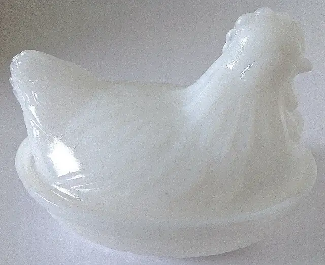 Vintage. Collection. Petite poule en milk glass in Arts & Collectibles in Lévis - Image 2