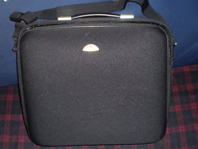 HP, Dell, NEC Laptop Carrying Cases and Luggage in Laptop Accessories in City of Toronto - Image 10