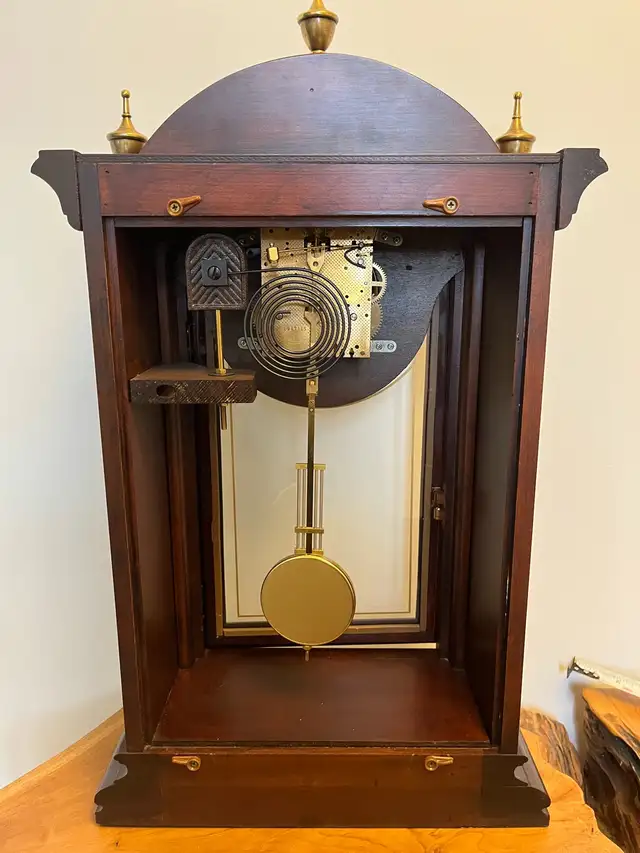 Vintage Ethan Allan Pendulum Chiming Mantle Clock Mahogany Brass in Home Décor & Accents in City of Toronto - Image 8