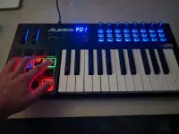 Alesis VI25 USB/MIDI Keyboard with Beat Pads