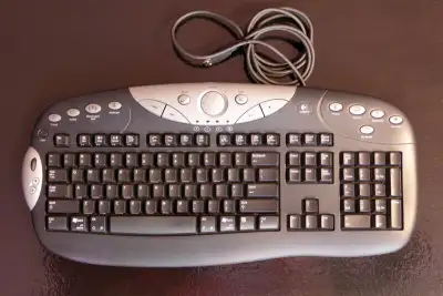 Clavier Logitech ELITE noir en anglais pour PC ou Mac. 100 % OK, View more