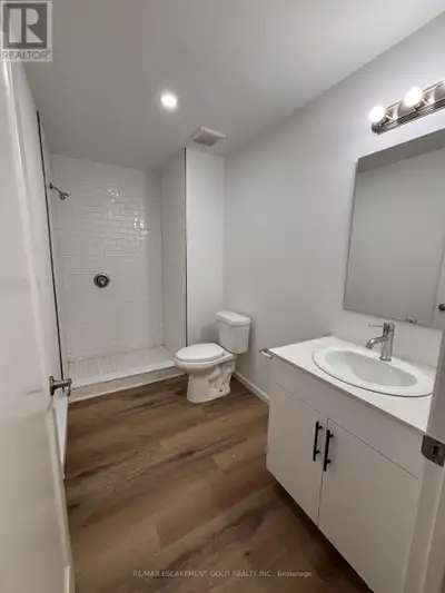 **Bachelor Apartment for Rent – Fully Renovated, Modern, Transit‑Accessible** **Now leasing** newly...