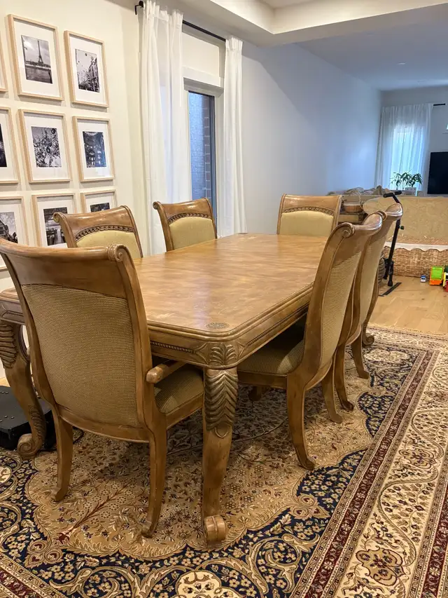 Antique wood table and chairs in Dining Tables & Sets in City of Toronto - Image 5