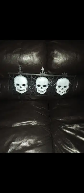 SKULL FENCE DISPLAY.... DISPLAY IN GOOD CONDITIO.... ... FOR MORE HORROR / SCI FI COLLECTABLES.... P...