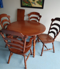 Maple Dining Room Table with leaf and 4 Chairs / delivery