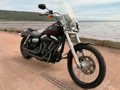 2014 Dyna Wide Glide- 103ci (1690cc), six speed. Detachable windshield, detachable back rest with lu...