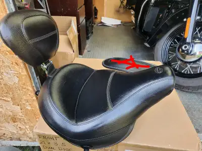 New Mustang Solo seat with matching backrest, Fits 2018-2025 Harley Heritage and Deluxe Softails Ask...