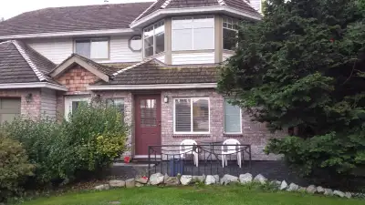 AVAILABLE IMMEDIATELY SINGLE ONLY MUST HAVE VEHICLE (no bus) Clean, bright & cheery studio unit, ful...