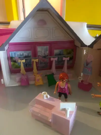 boutique, voiture et figurine, View more