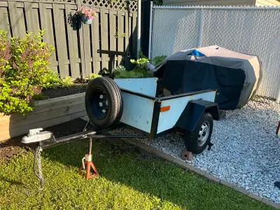 Je vends une petite remorque utilitaire, parfaite pour les petits travaux ou pour transporter des ar...