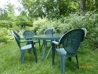 Table de patio ronde et chaises