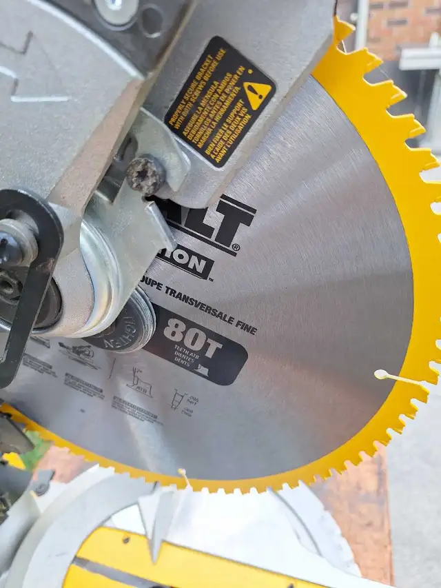 Dewalt DWS780 Dual bevel miter saw in Power Tools in Oakville / Halton Region - Image 5