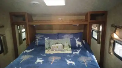 Belle fifth wheel de 29' hors tout bien entretenue, pneus avec peu de milage, moteur auvent neuf, be...