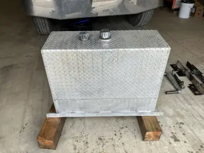 50 Gallon Aluminum Hydraulic Tank. Comes with mounting brackets and some fittings. Two taps on the b...