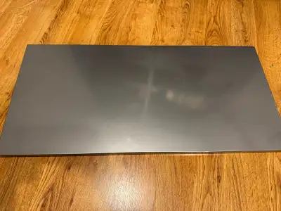 Tableau gris en métal de couleur gris. Il est aimanté et en bon état. Marque: Ikea Modèle: Spontan D...