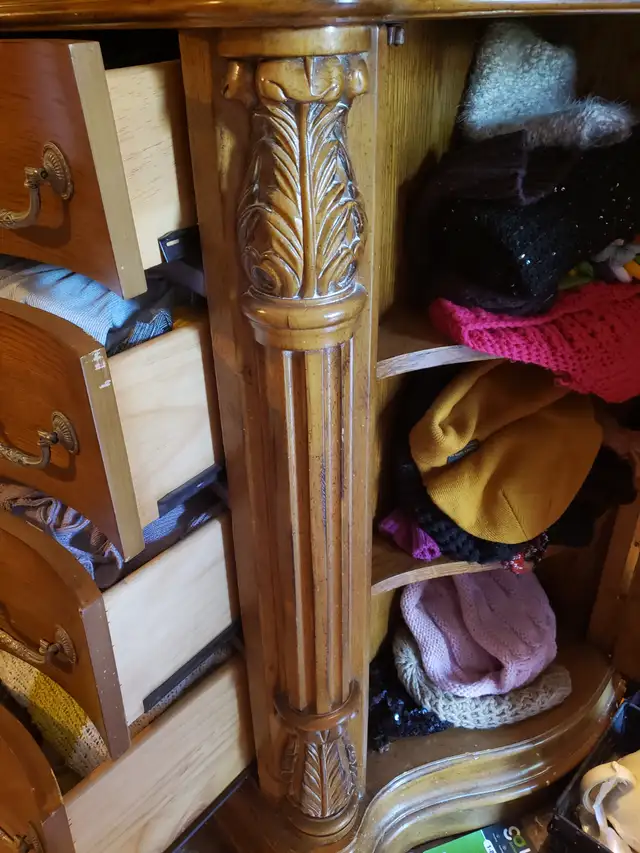 Ornate Solid Wood Bombe Chest - 4 Drawers & Hidden Side Cabinets in Dressers & Wardrobes in Mississauga / Peel Region - Image 8