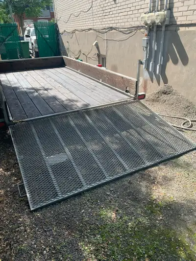 Pour un acheteur qui a pas de temps à mettre pour entretenir son trailer .Remorque galvanisée. 145 p...