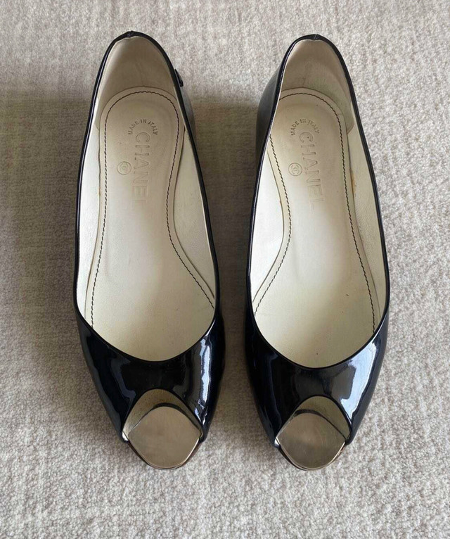 Authentic Chanel flats size 7  dans Femmes - Chaussures  à Ville de Montréal - Image 2