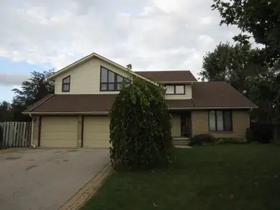 MAY 1 $800 summer discount 4 months. Executive home has 2 extra large beautifully furnished VERY QUI...