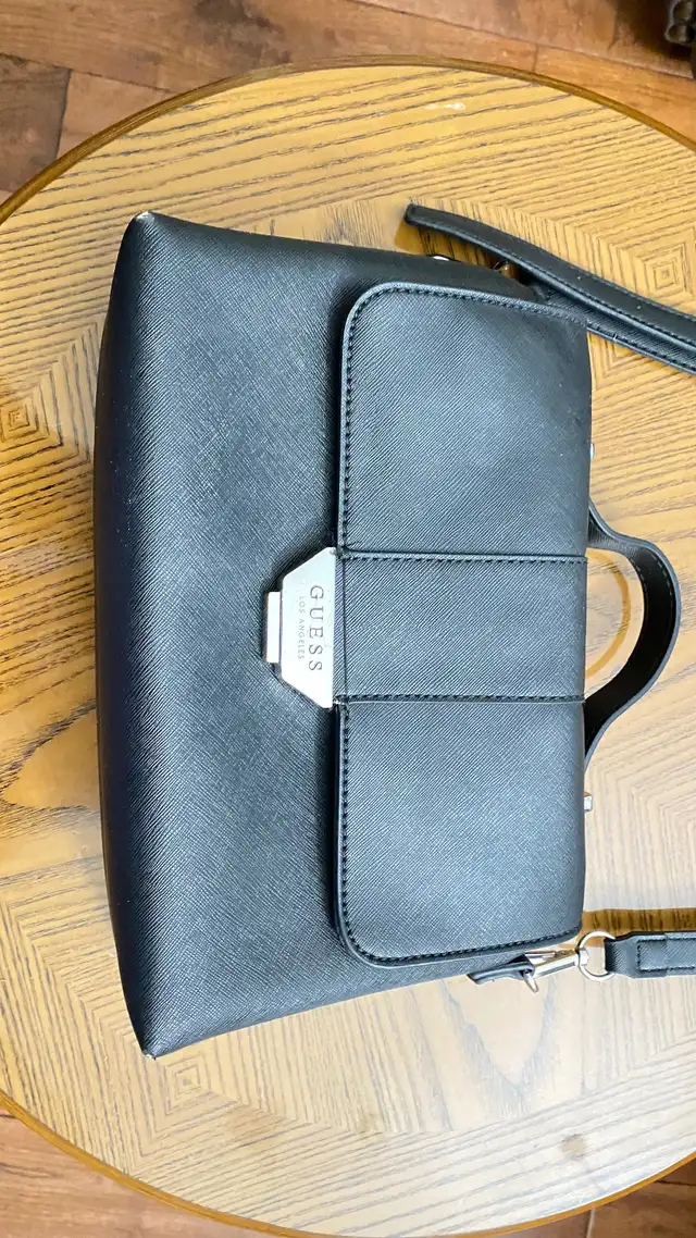 Guess Handbag , like new , stylish designer ! in Women's - Bags & Wallets in Kitchener / Waterloo - Image 2