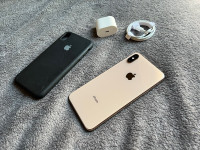 iPhone XS Max 256GB + Apple Silicone Case + Fast Charger