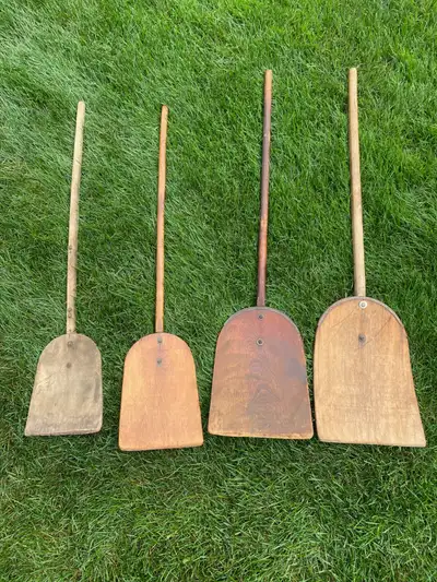 Il y a 2 pelles pour adultes qui mesurent 47½" et 47" de longueur et 2 pour enfants qui mesurent 42½...