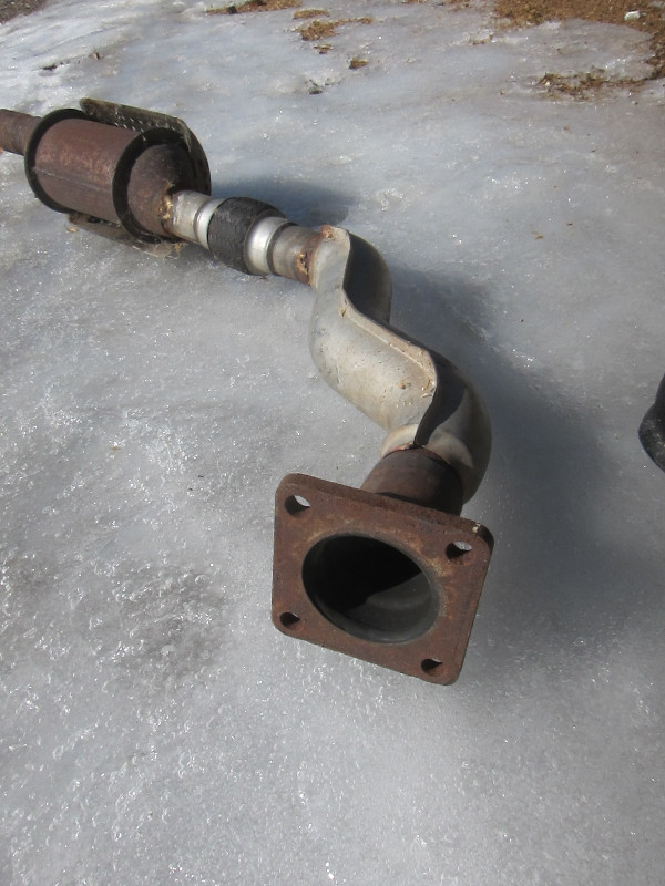 VW Mk3 Gas Downpipe with Cat Converter in Engine & Engine Parts in Ottawa - Image 2