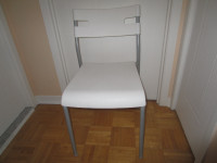 chaise blanche ikéa en plastique blanche et facile à démontée !