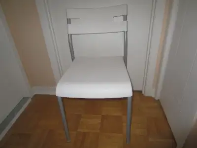 chaise blanche ikéa en plastique blanche et facile à démontée !, View more