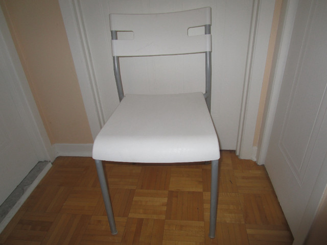 chaise blanche ikéa en plastique blanche et facile à démontée ! dans Chaises, Fauteuils inclinables  à Laval/Rive Nord