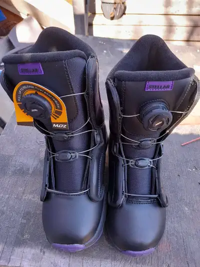 Get ready to hit the slopes with these Ripzone Stellar snowboard boots, size 4! These boots are in e...