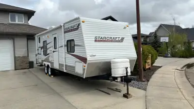 Well-maintained 2011 Starcraft Autumn Ridge 297BHS, perfect for families or anyone looking for a com...
