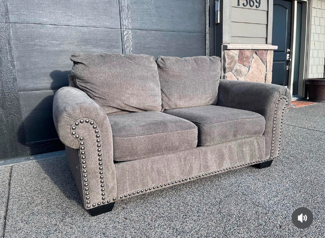 Gorgeous Couch in Couches & Futons in Nelson - Image 2