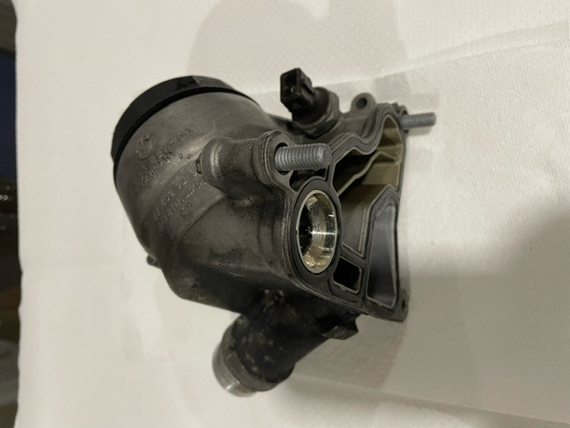 07-13 BMW E88 E90 E92 N52 N54 N55 Engine Oil Filter Housing in Engine & Engine Parts in St. Catharines - Image 3