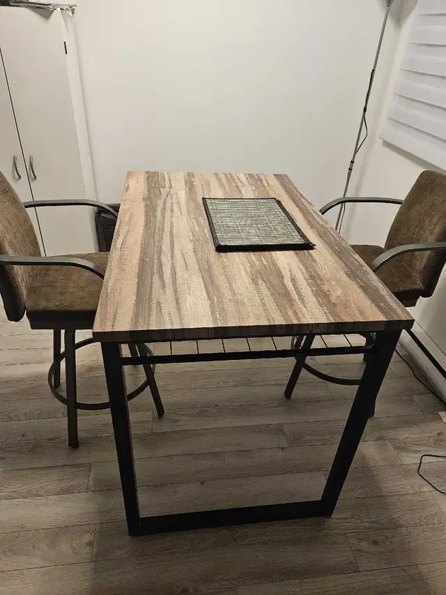 dinning room table and chairs in Dining Tables & Sets in Laval / North Shore - Image 5