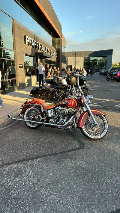Custom built CVO Deluxe Cholo. Head turner. Impossible to ride without getting thumbs up, pictures o...
