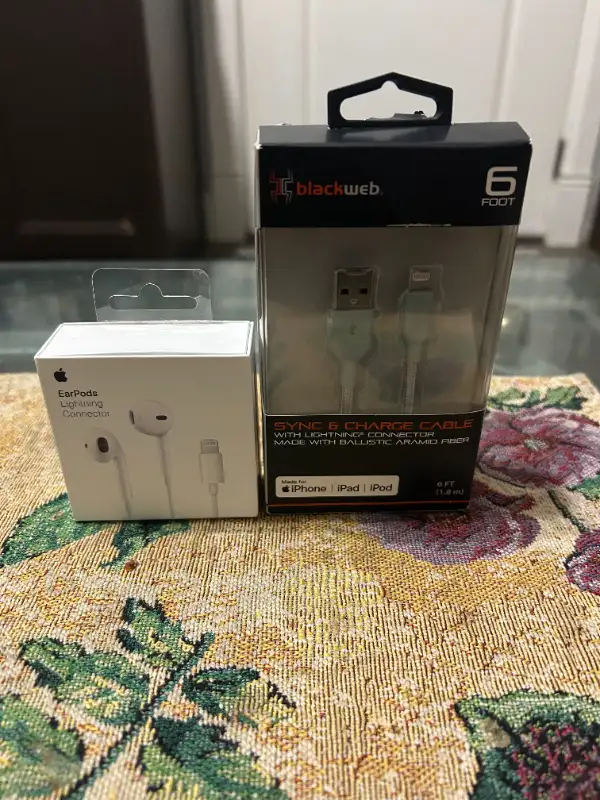 APPLE EARPODS & BLACKWEB IPHONE CHARGER in Cell Phone Accessories in Delta/Surrey/Langley - Image 2