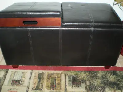 banc de tres bonne qualité brun en cuirette avec 2 compartiments pour ranger .poids environ 40lbs.