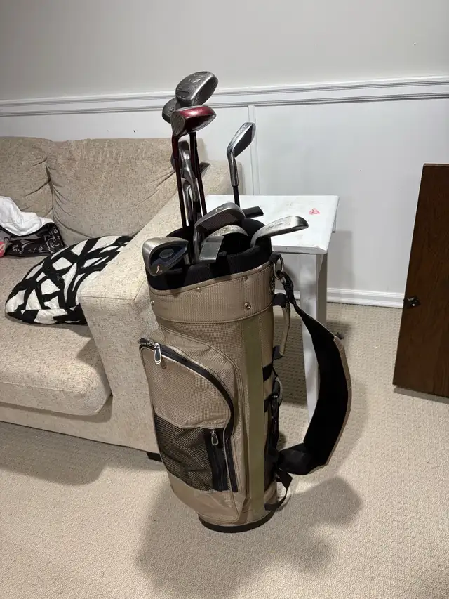 women’s right handed golf clubs and bag  in Golf in Guelph - Image 2