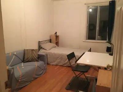 Grande chambre meublée à louer, Métro Outremont, libre 1er Sept
