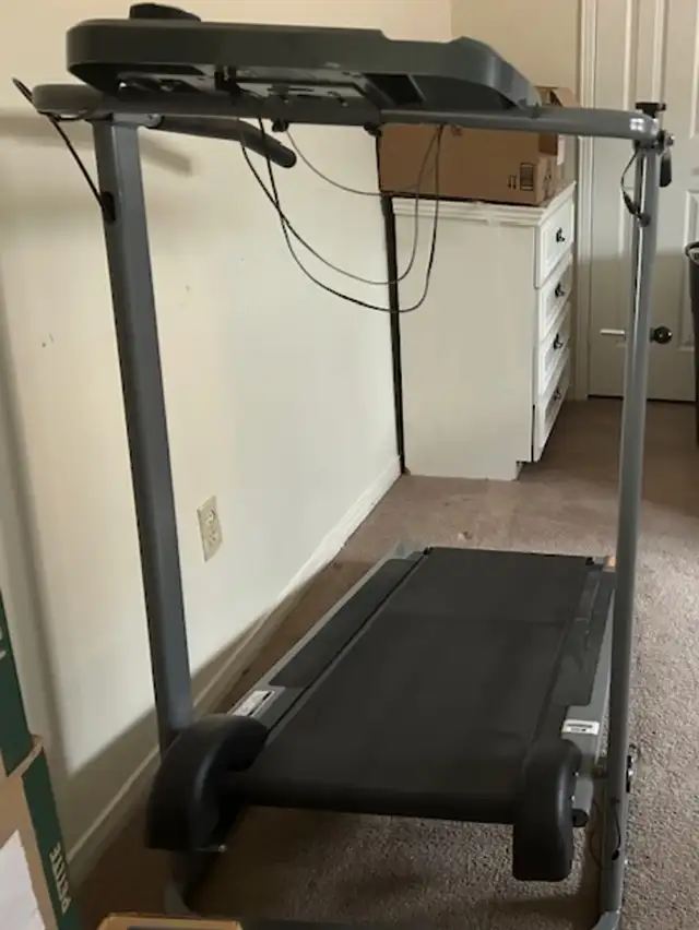 Treadmill in Exercise Equipment in Markham / York Region - Image 3